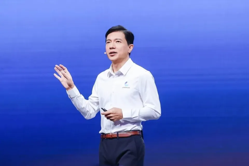 AI大模型竞争白热化，应用为王成2025年核心共识